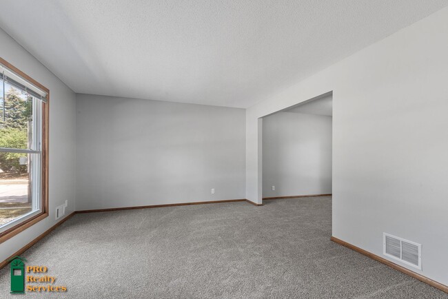 Building Photo - 4 Bedroom Home in Burnsville