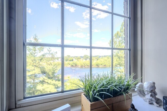 Building Photo - 52 Lawrence Dr