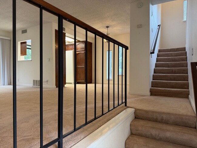 Building Photo - 1670 Sqft. 3 Bedroom, 2 Bath Gated Townhome for Rent in Citrus Heights.