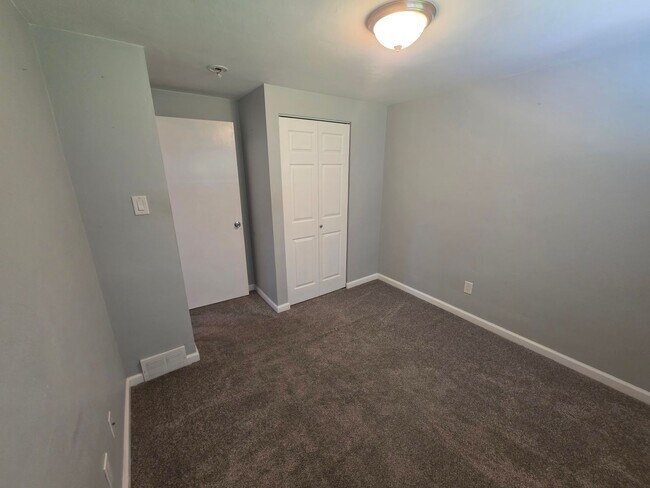 Building Photo - 3-bedroom, 2-bath home in West Mifflin