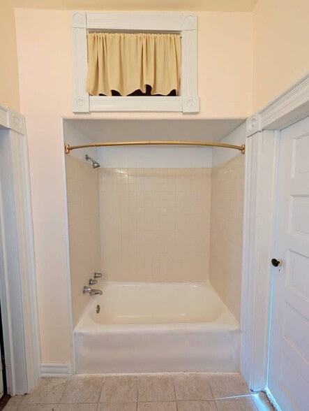 Building Photo - 409 N 5th St