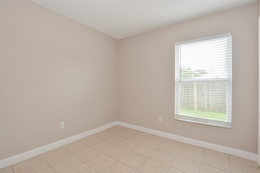 Building Photo - 1306 Silverthorn Dr