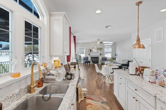 Building Photo - 9366 Alder Dr