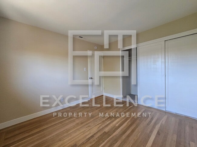 Building Photo - Freshly Updated, New Kitchen, Refinished R...