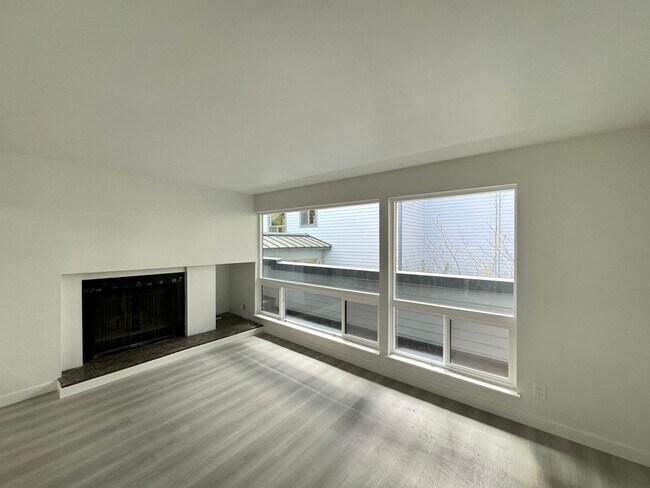 Building Photo - 3710 26th Pl W
