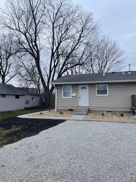 Building Photo - 123 6th St W