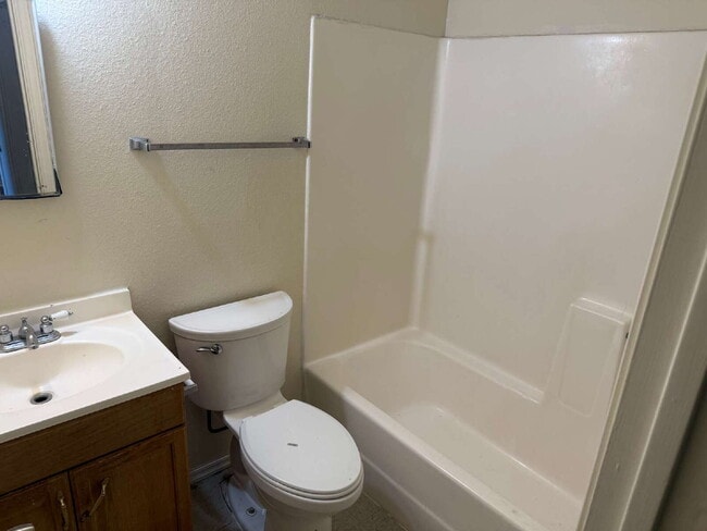 Building Photo - Affordable Three Bed/Two Bath in Leon Vall...