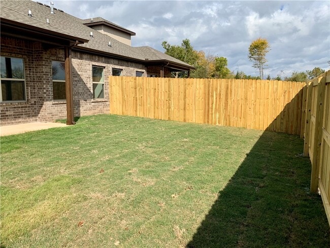 Building Photo - 432 Red Robin St