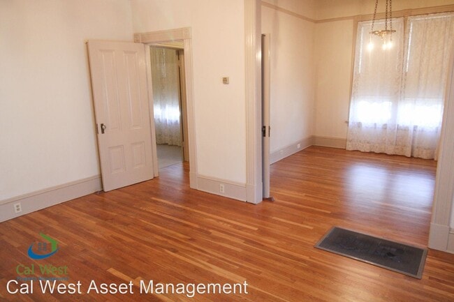 Building Photo - 3 br, 1 bath House - 930 W Taylor St