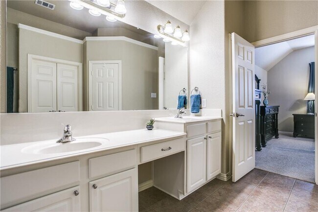Building Photo - Immaculate home on a beautifully landscaped lot, tandem garage, plenty of storage!