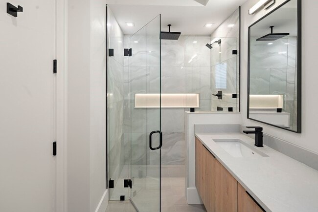 Building Photo - 532 E 3rd St