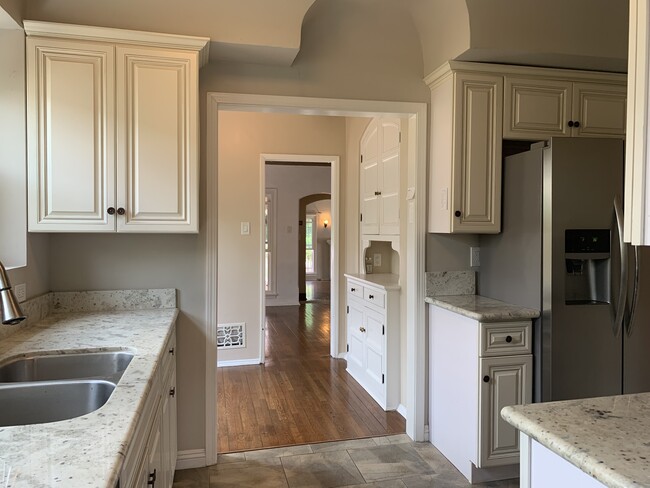 Building Photo - 4222 S Bronson Ave