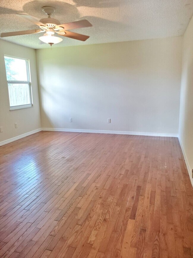 Building Photo - 3 bedroom 2 bath rental