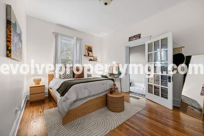 Building Photo - Charming 2 bedroom midtown unit.