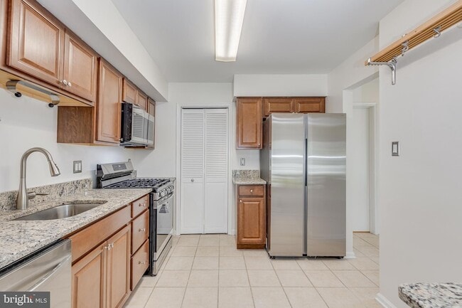 Building Photo - 3704 Fenwick Ln
