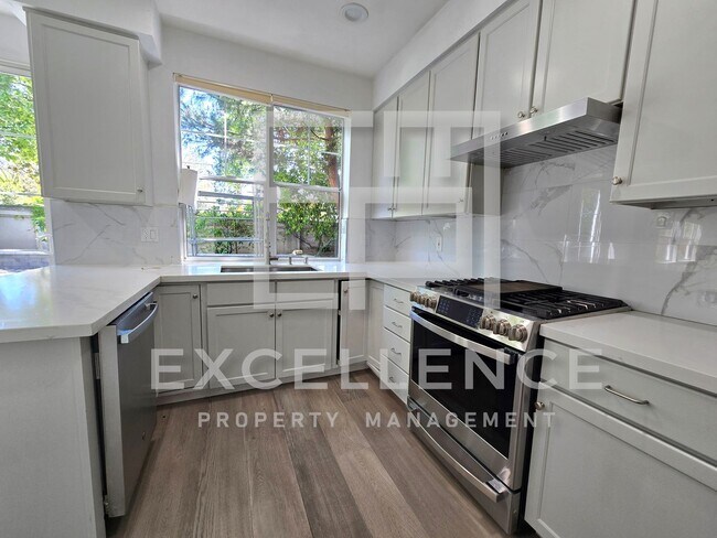 Building Photo - Beautifully Updated 3/2.5 House with Open ...