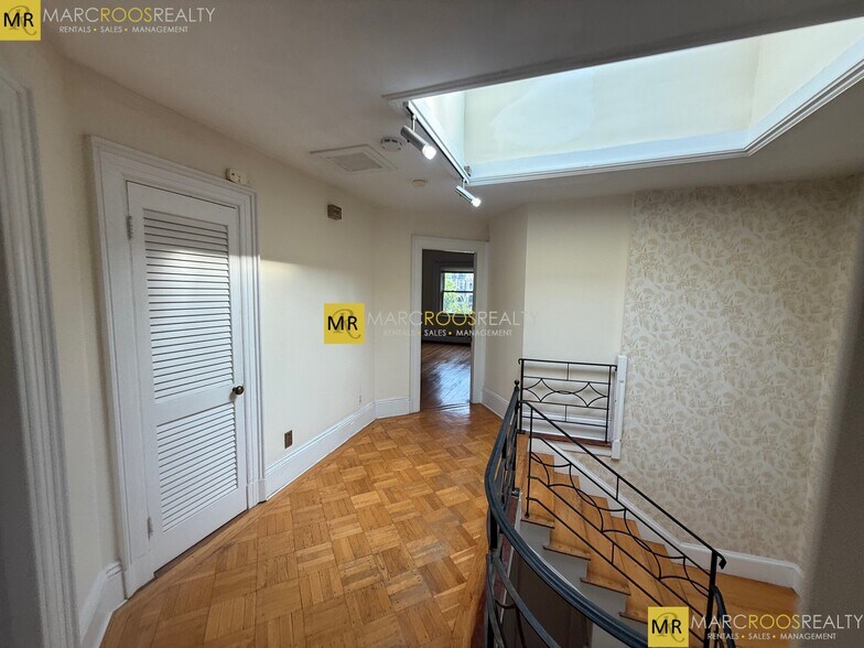 Building Photo - 1805 Beacon St