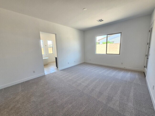 Building Photo - Beautiful and spacious