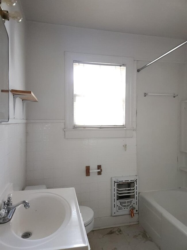 Building Photo - 910 E 13th St