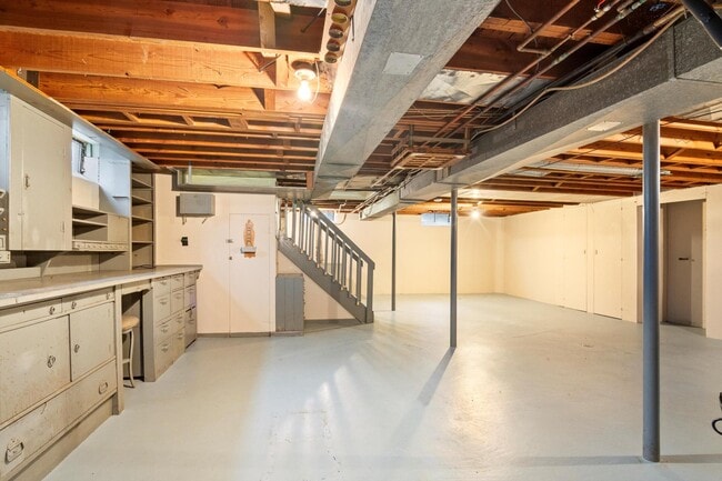 Building Photo - 17133 Delaware Ave