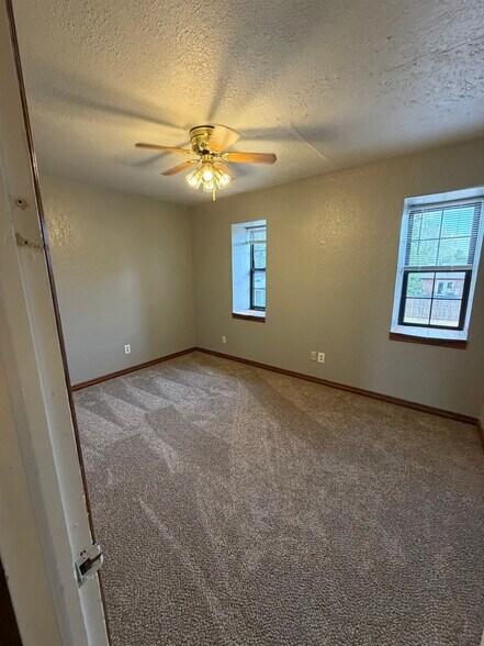 Building Photo - 2125 Beaumont Dr