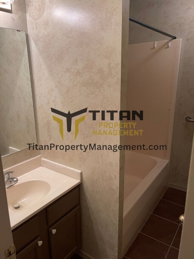 Building Photo - 2 Bed/2 Bath End Unit Apartment