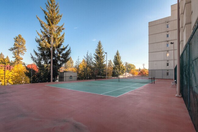 Building Photo - Beautiful Downtown Coeur d' Alene Condo  w/ Amazing Views!