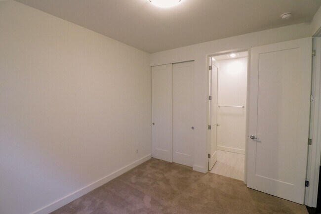 Building Photo - 4bd/3ba Newcastle House