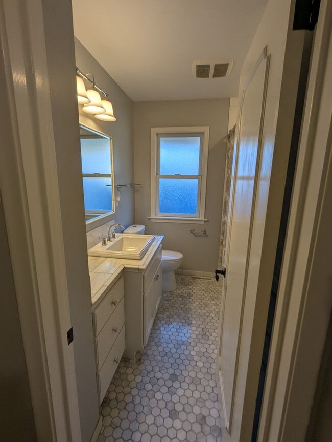 Building Photo - Charming & Spacious Home in the Heart of R...