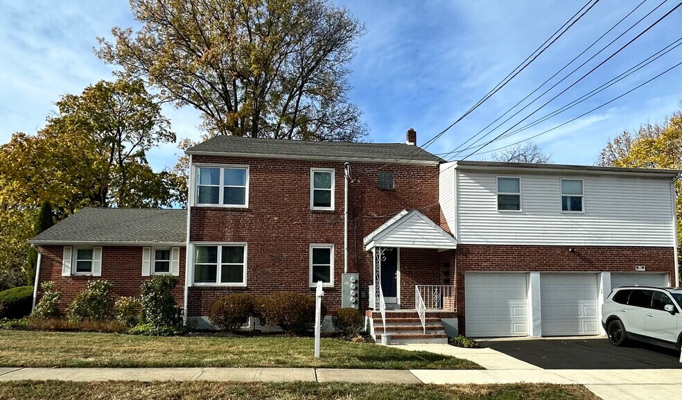 Primary Photo - 19 Pershing Ave