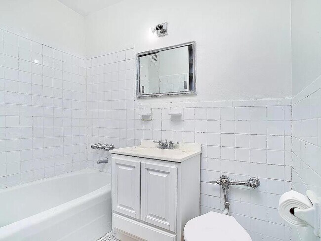 Building Photo - 310 Lenox Rd