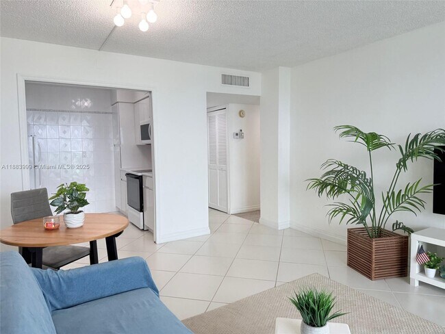 Building Photo - 100 Bayview Dr