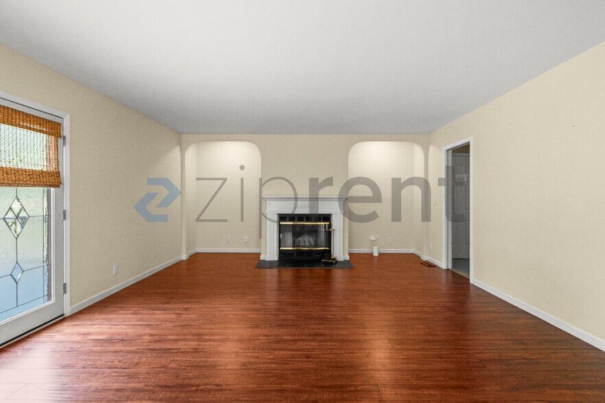 Building Photo - Unit