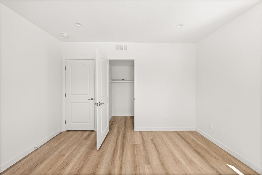 Building Photo - 4700 S Gramercy Pl