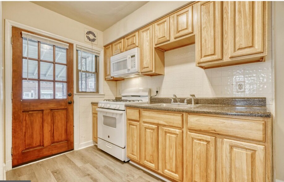 Building Photo - 1035 Arncliffe Rd