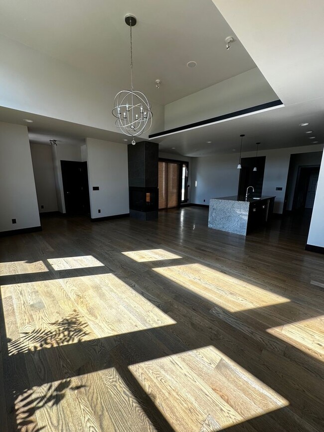 Building Photo - Gorgeous modern 5 bedroom - Minutes from MSU!