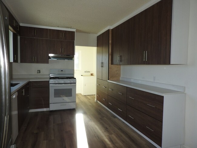 Building Photo - WOW views from this classic 3 bed 2 bath home