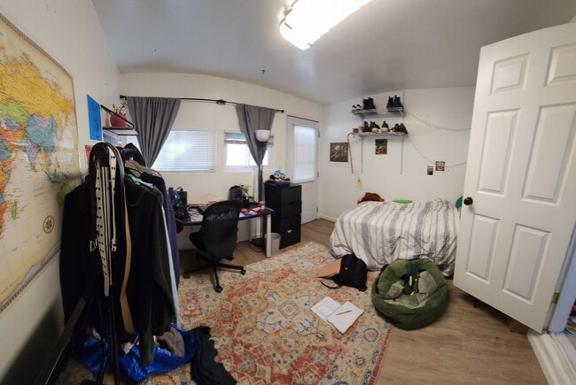 Building Photo - 7 Bedroom 3 bath home close to POLY!!!!