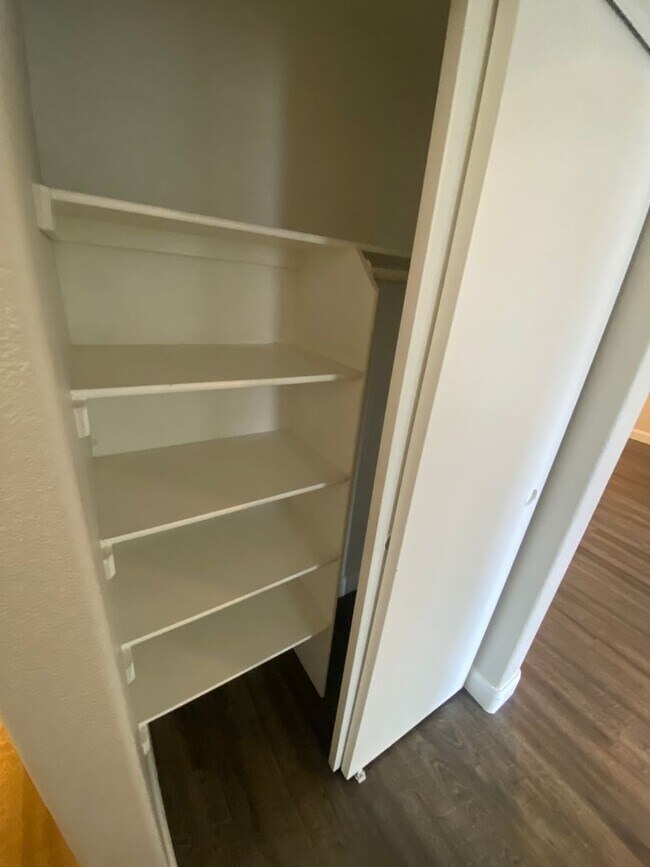 Building Photo - Modern 1/1 Condo with Balcony in Green Val...