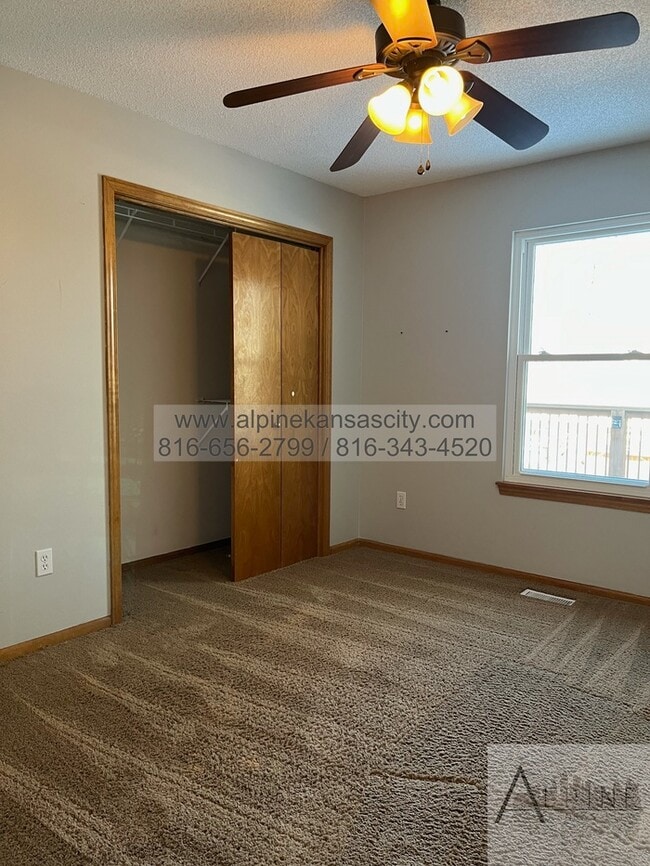 Building Photo - Beautiful California Split in Platte County