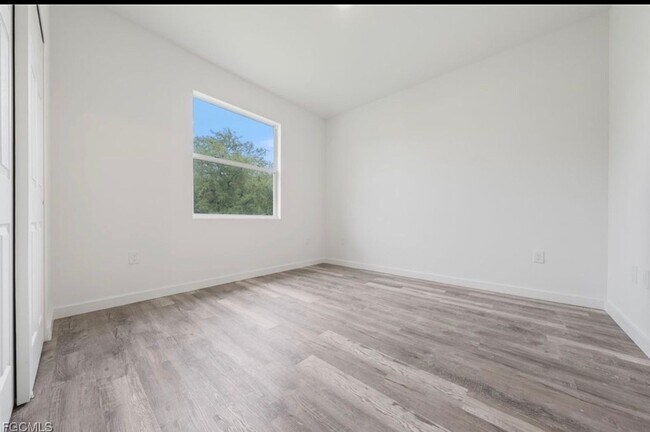 Building Photo - Charming 3BR Duplex in Lehigh Acres