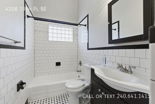 Building Photo - 4208 19th Pl NE