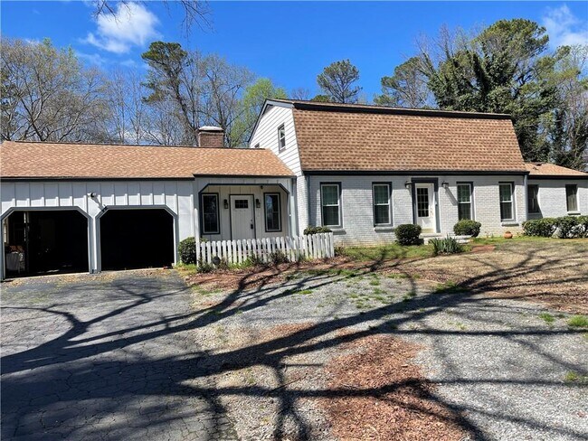 Building Photo - 119 Woodlawn Dr NE