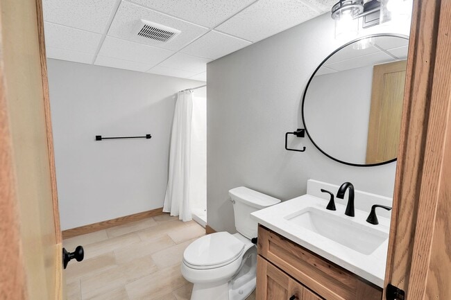 Building Photo - 3+ Bedroom Home in Quiet Neighborhood