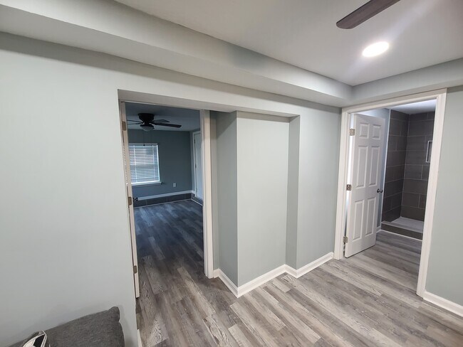 LL room/bath entry - 5224 Roanoke Blvd