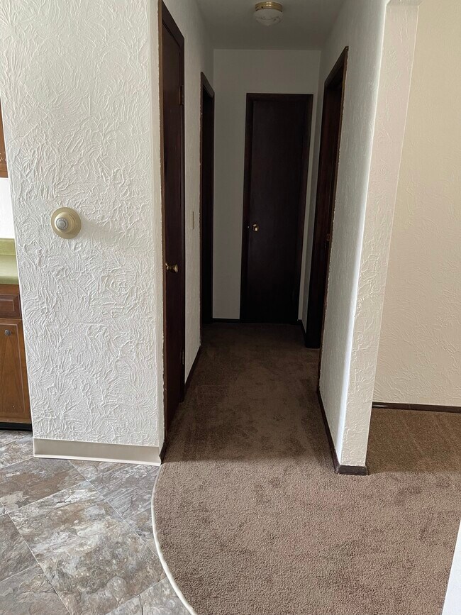 Building Photo - 2205 Stoneybrook Rd