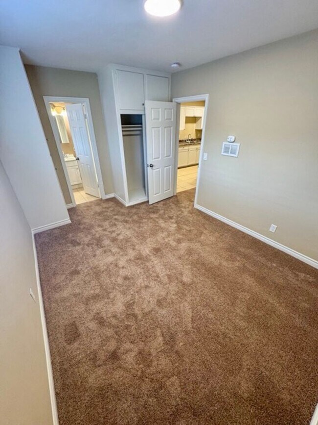 Building Photo - Charming 2 Bed 2 Bath Duplex Home on Large...