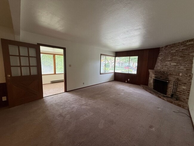 Building Photo - Spacious 3 bed 2 bath home available now!