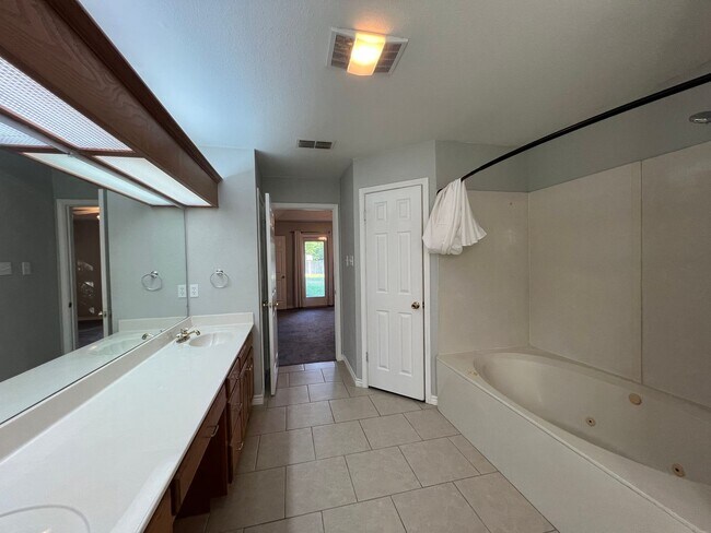 Building Photo - Awesome 4 bdrm/2.5 ba in La Brisas