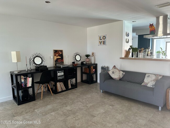 Building Photo - 302 W Osceola Ln